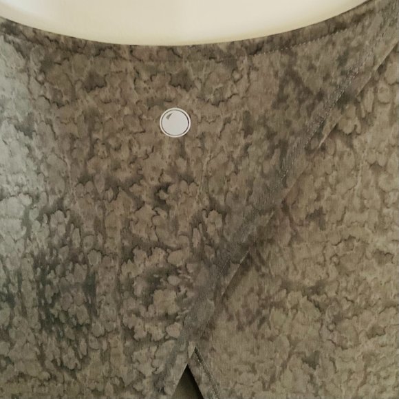 YOGALICIOUS Women's "Water Droplet" Cropped Sport Top NWT Size M - Picture 4 of 6